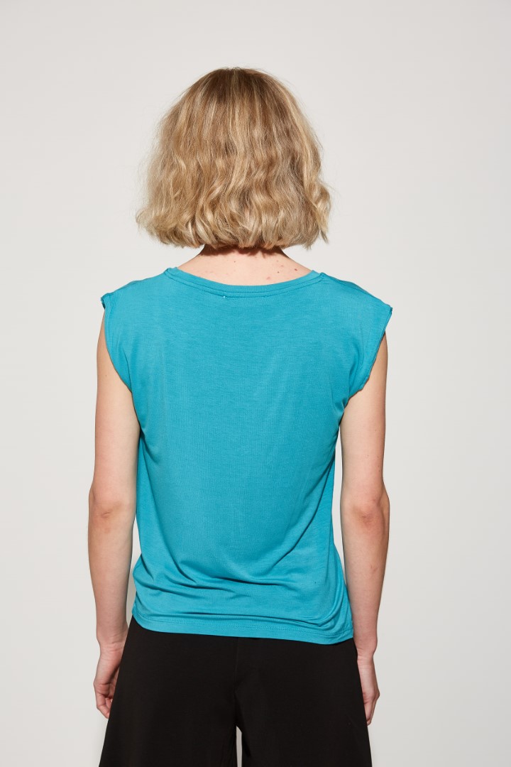 T-shirt with side buckle