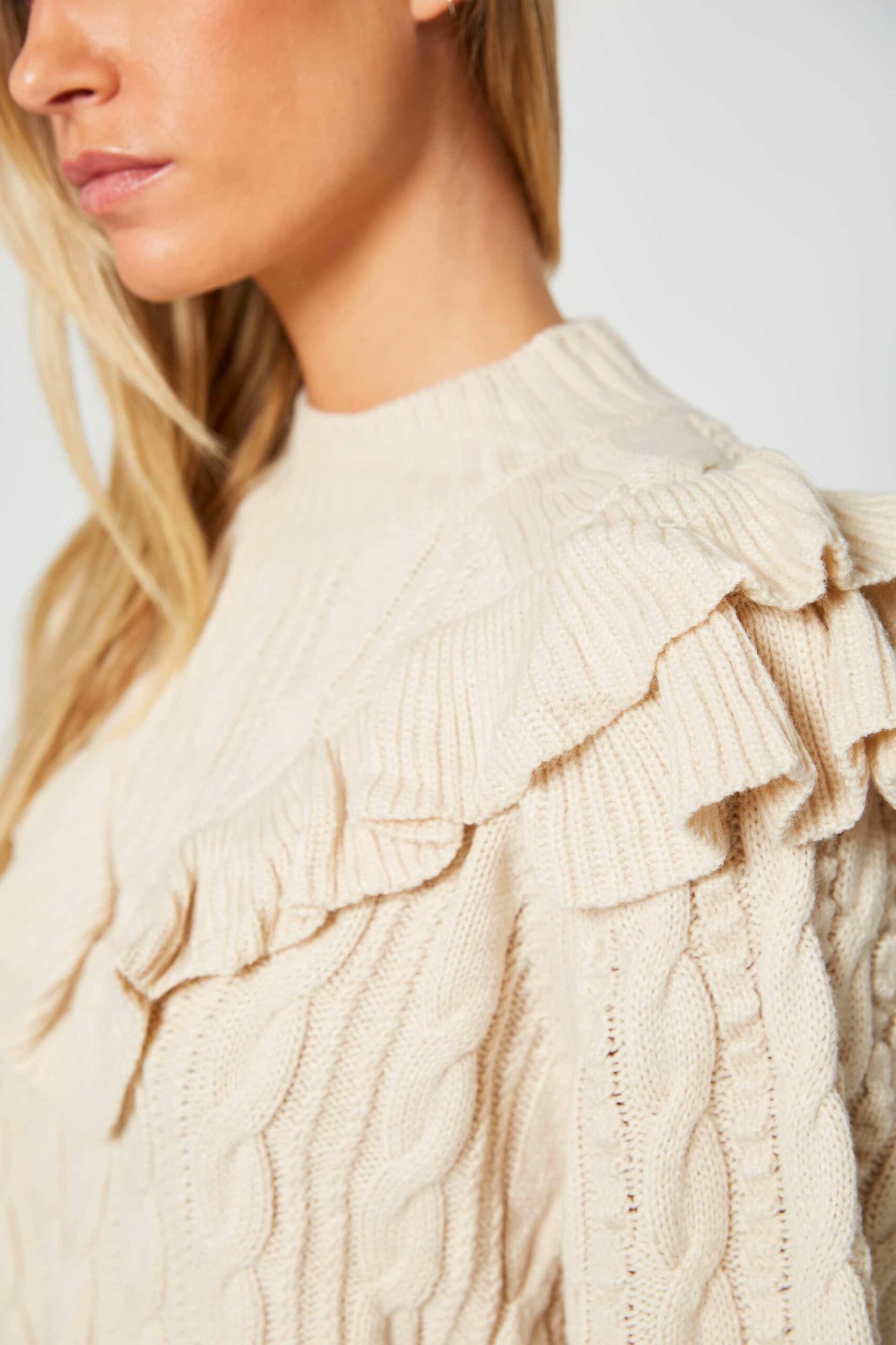 Braided sweater with ruffles