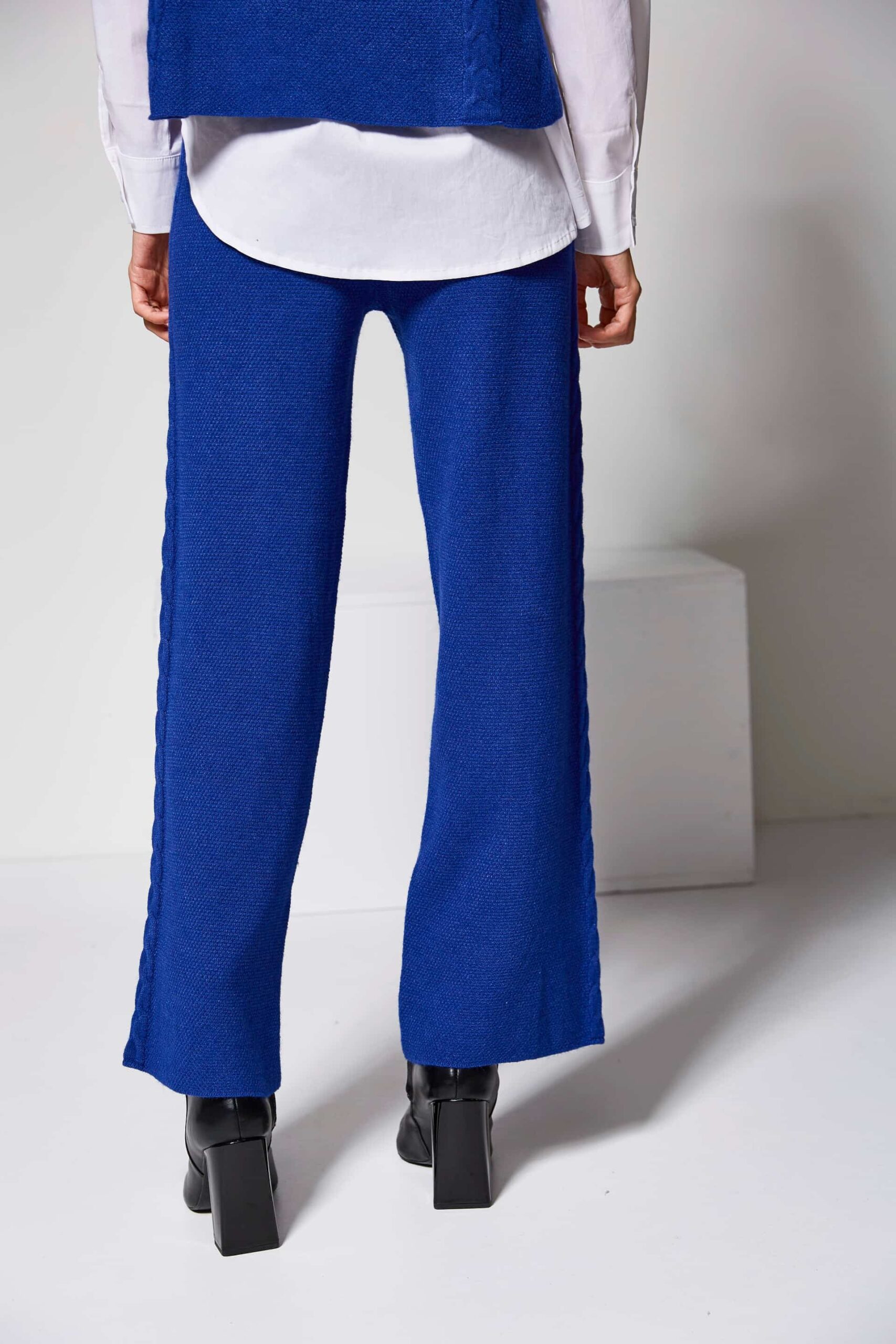 Trousers with cable