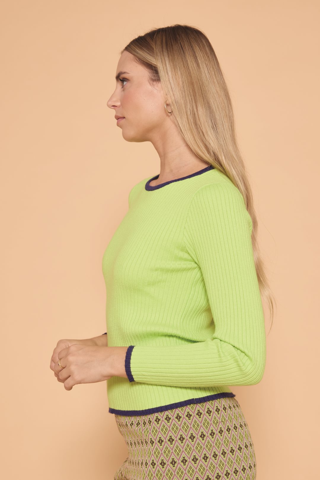 Ribbed sweater with contrasting edges