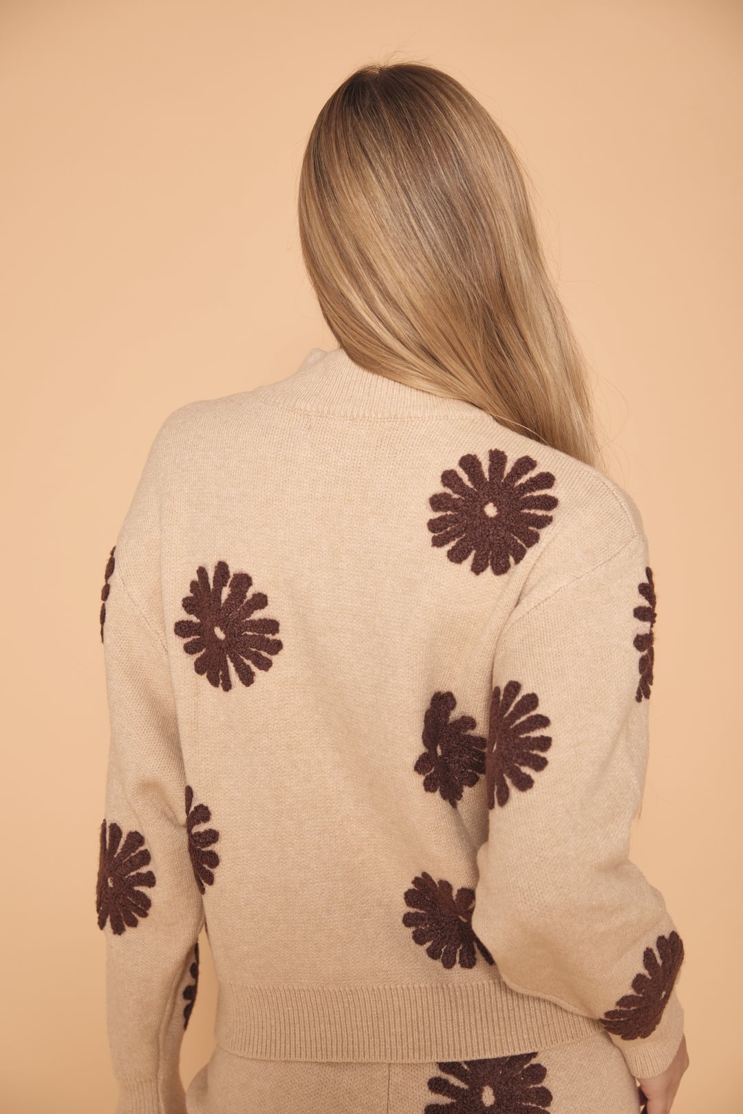 Knitted cardigan with flowers