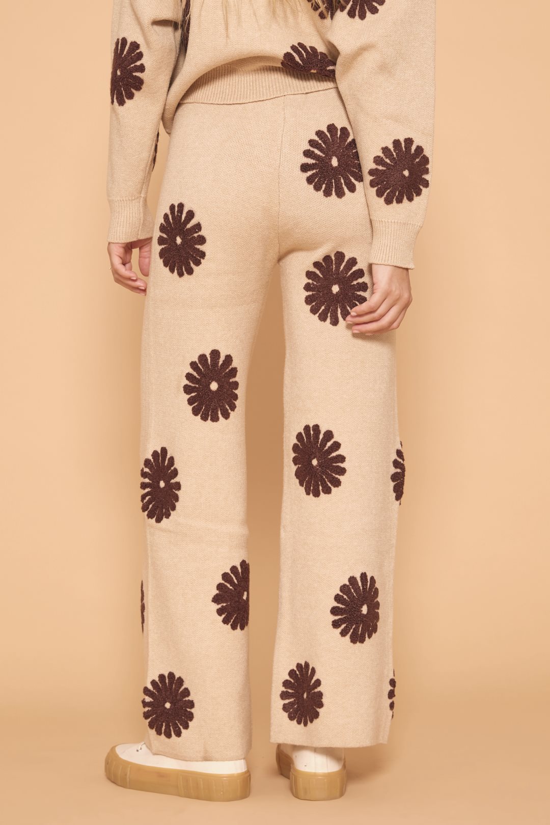 Knitted trousers with flowers